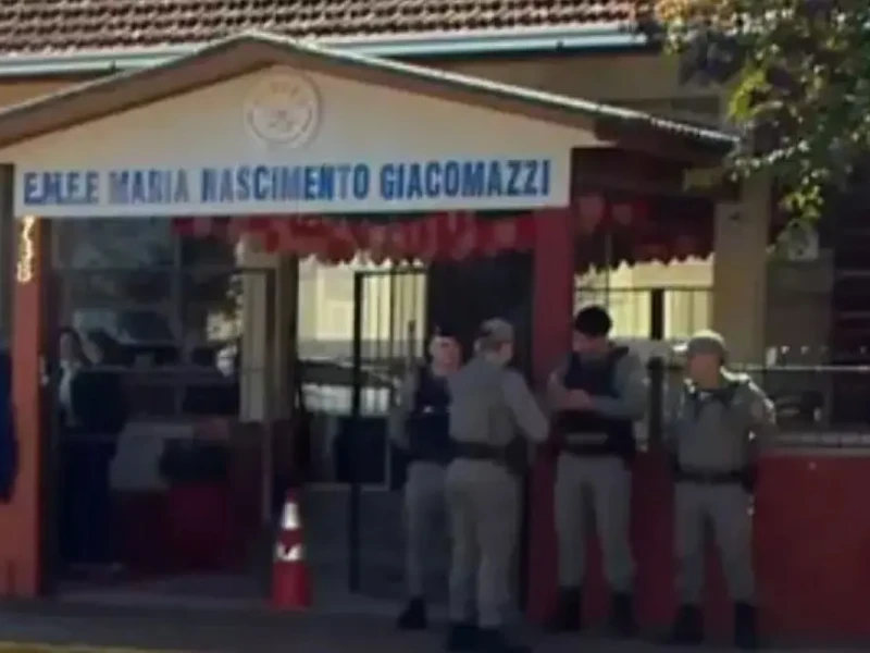Ataque foi no interior da escola na manhã desta terça Foto reprodução de vídeo RBS Tv Globo