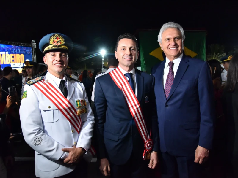 Leandro Vilela recebe comenda Dom Pedro II das maos de Caiado_Jhonney Macena