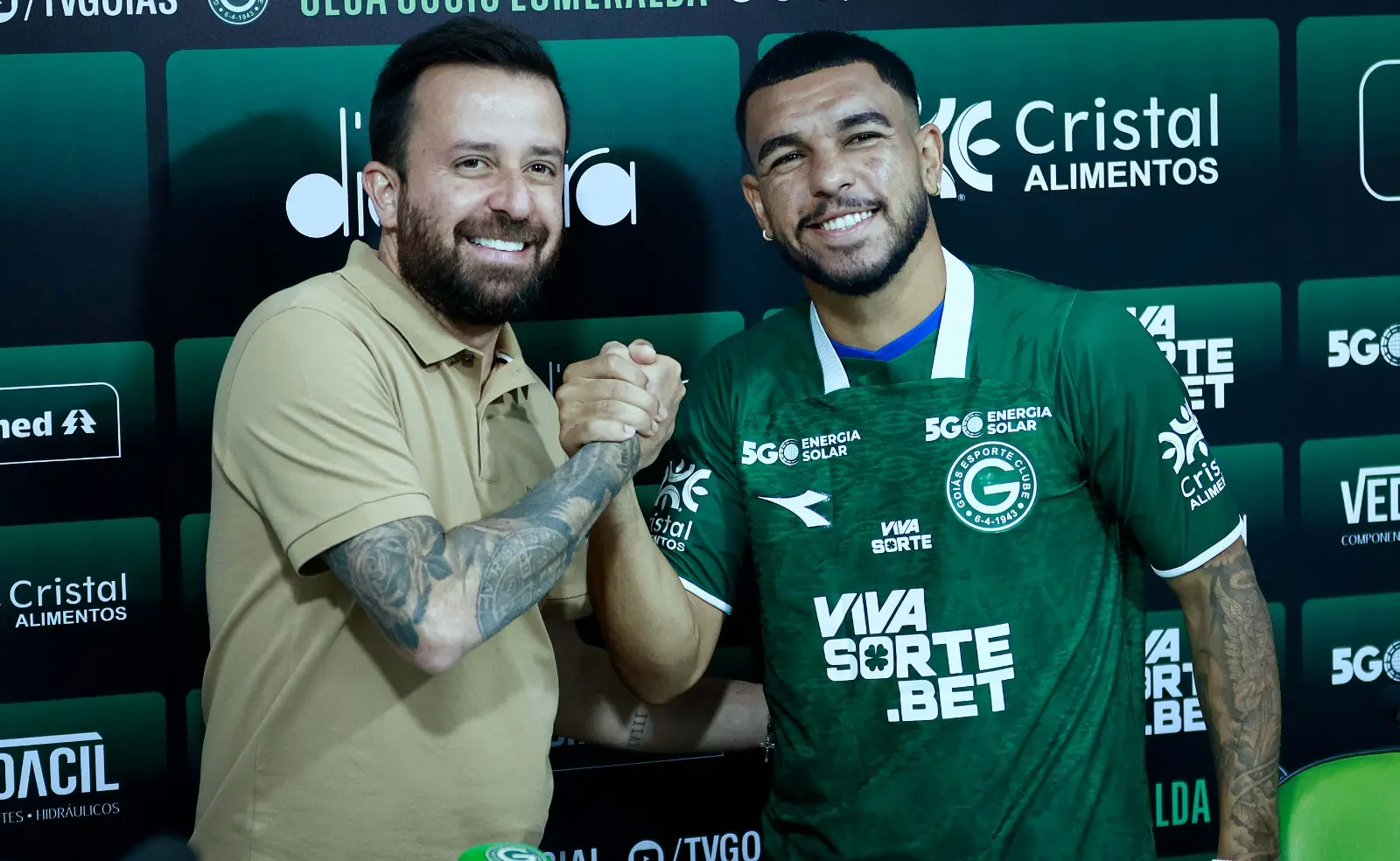 Lucas Andrino apresentou o lateral Moraes no Goiás (Foto - Rosiron Rodrigues)