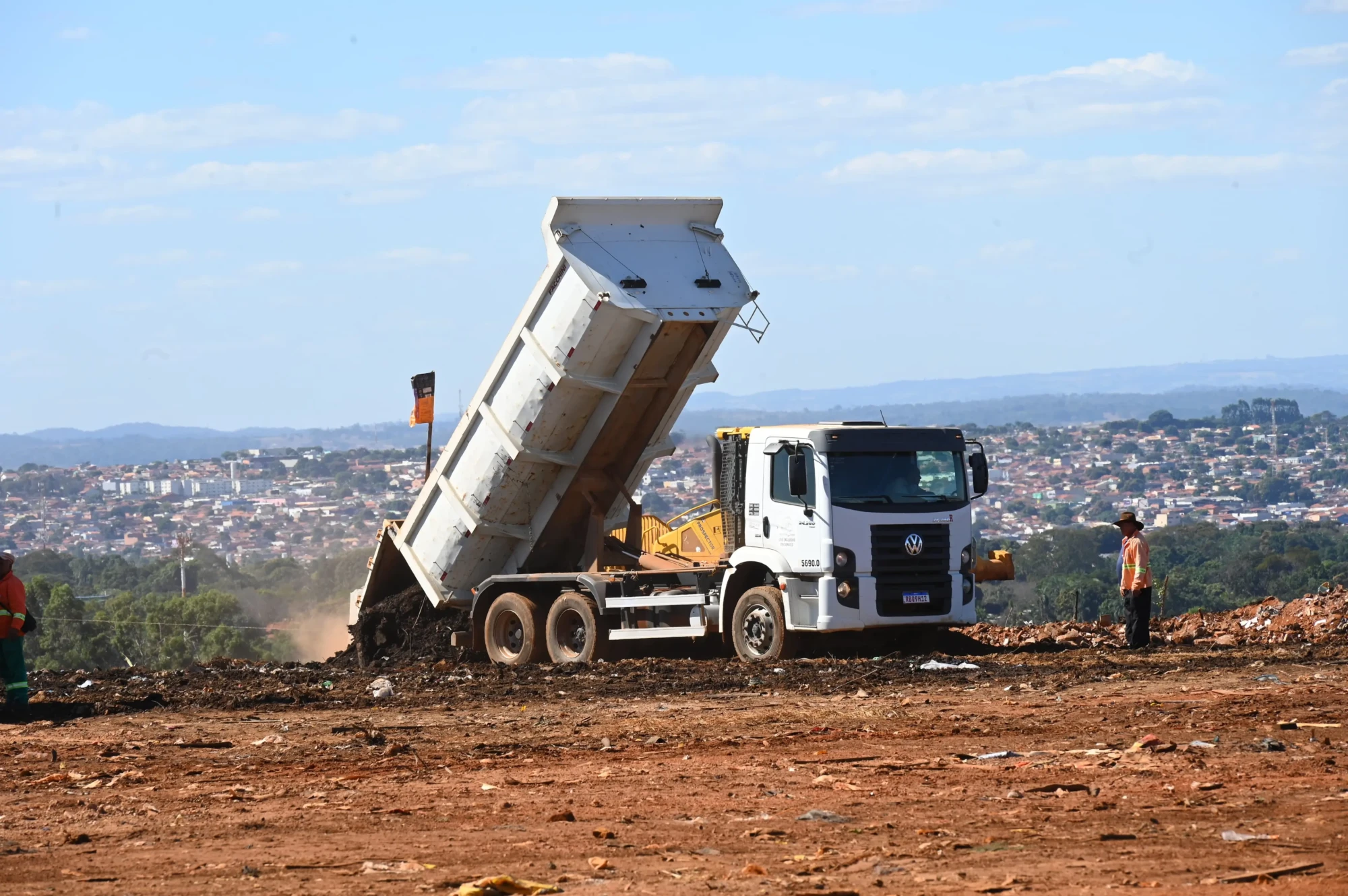 Justiça determina desbloqueio da Comurg e garante continuidade da coleta de lixo no aterro de Goiânia