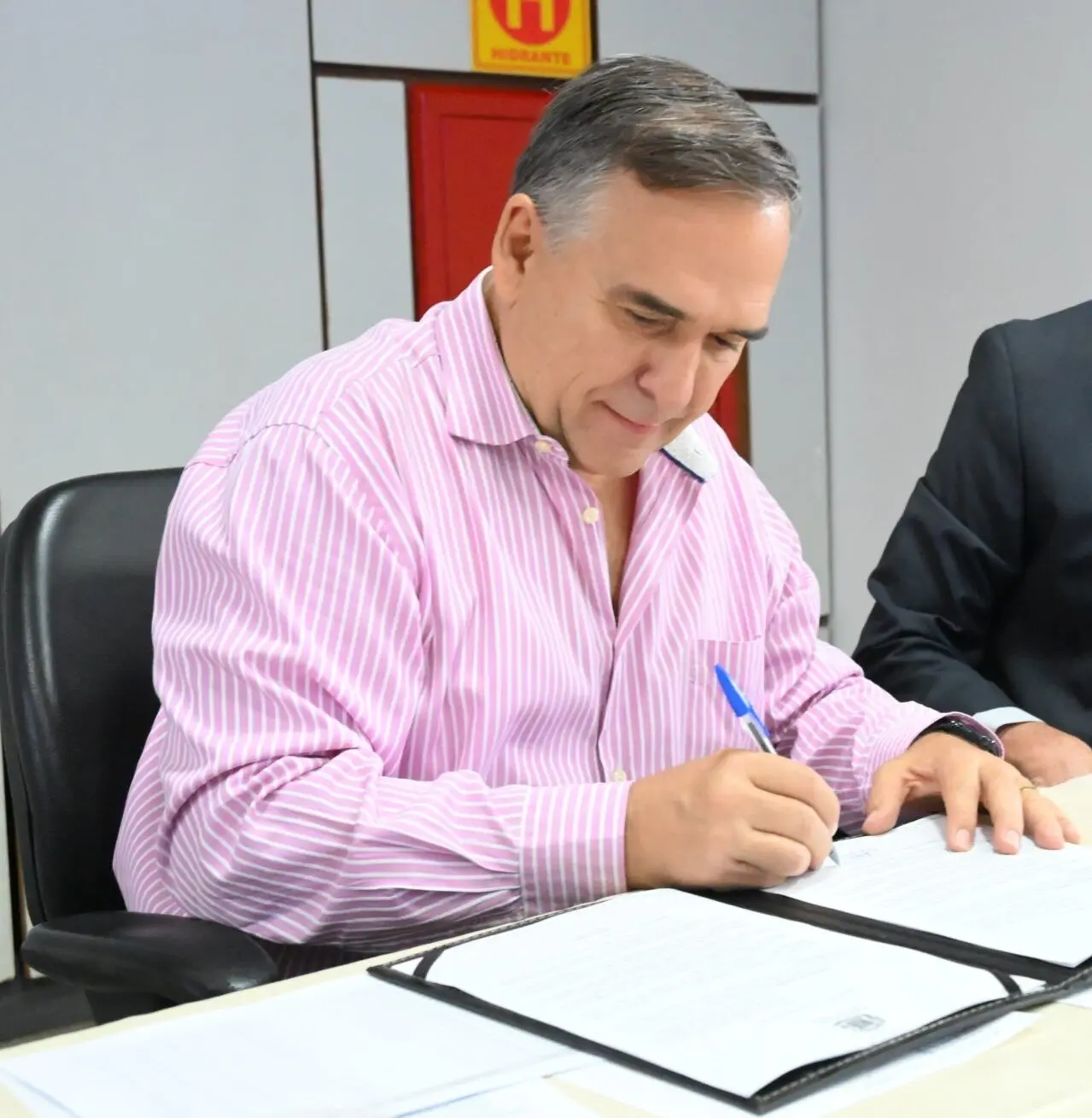 Sancionada lei que eleva piso dos professores e garante bônus para servidores da Educação