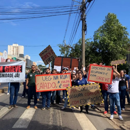 servidores da UEG na porta da ESEFEGO. Foto: reprodução/Sindipúblico