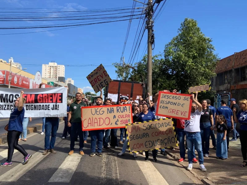 servidores da UEG na porta da ESEFEGO. Foto: reprodução/Sindipúblico