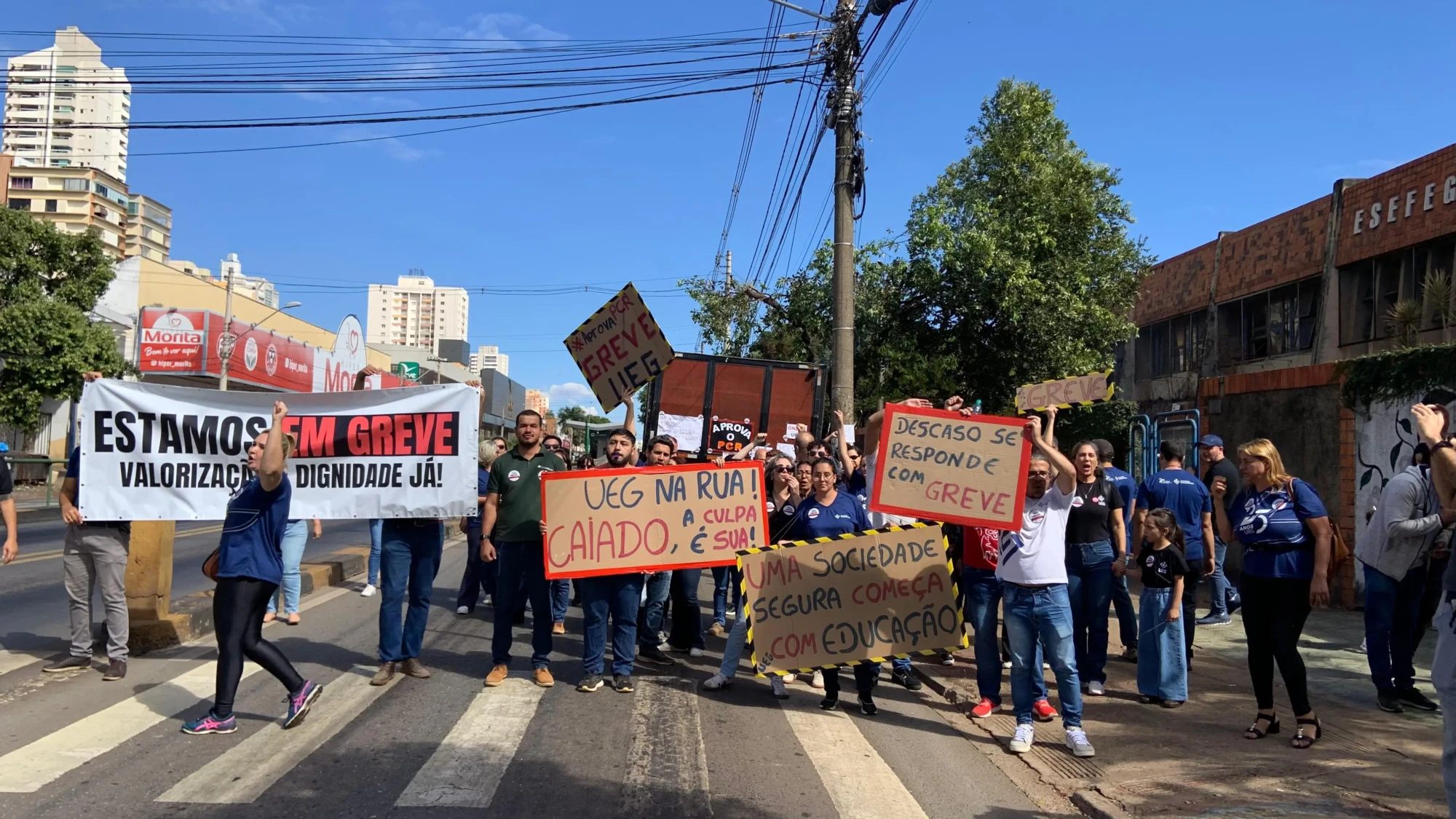 servidores da UEG na porta da ESEFEGO. Foto: reprodução/Sindipúblico