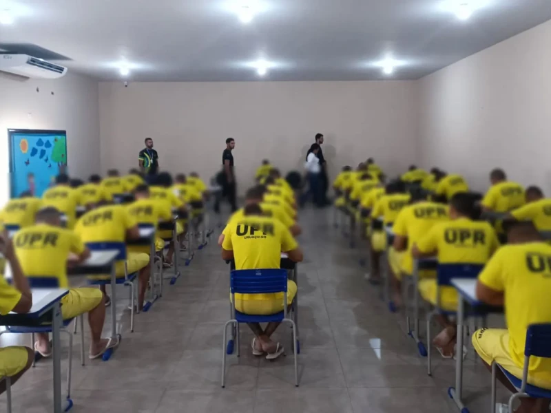 presidiários realizando Encceja_Polícia Penal