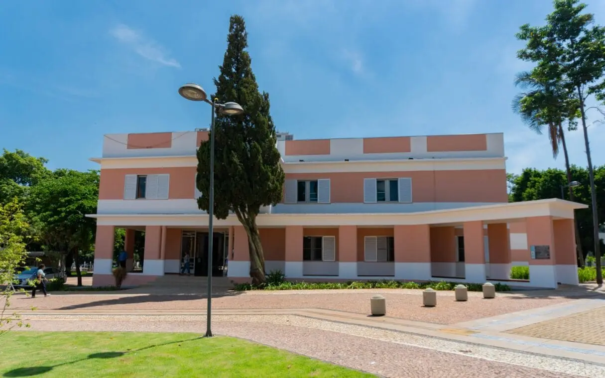 SECULT-SEDE-FACHADA-EXTERNA-EM-DIA-ENSOLARADO-NA-PRACA-CIVICA-1215x759