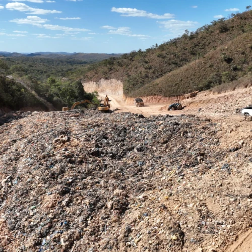 iniciados trabalhos no lixao de padre bernardo_Semad