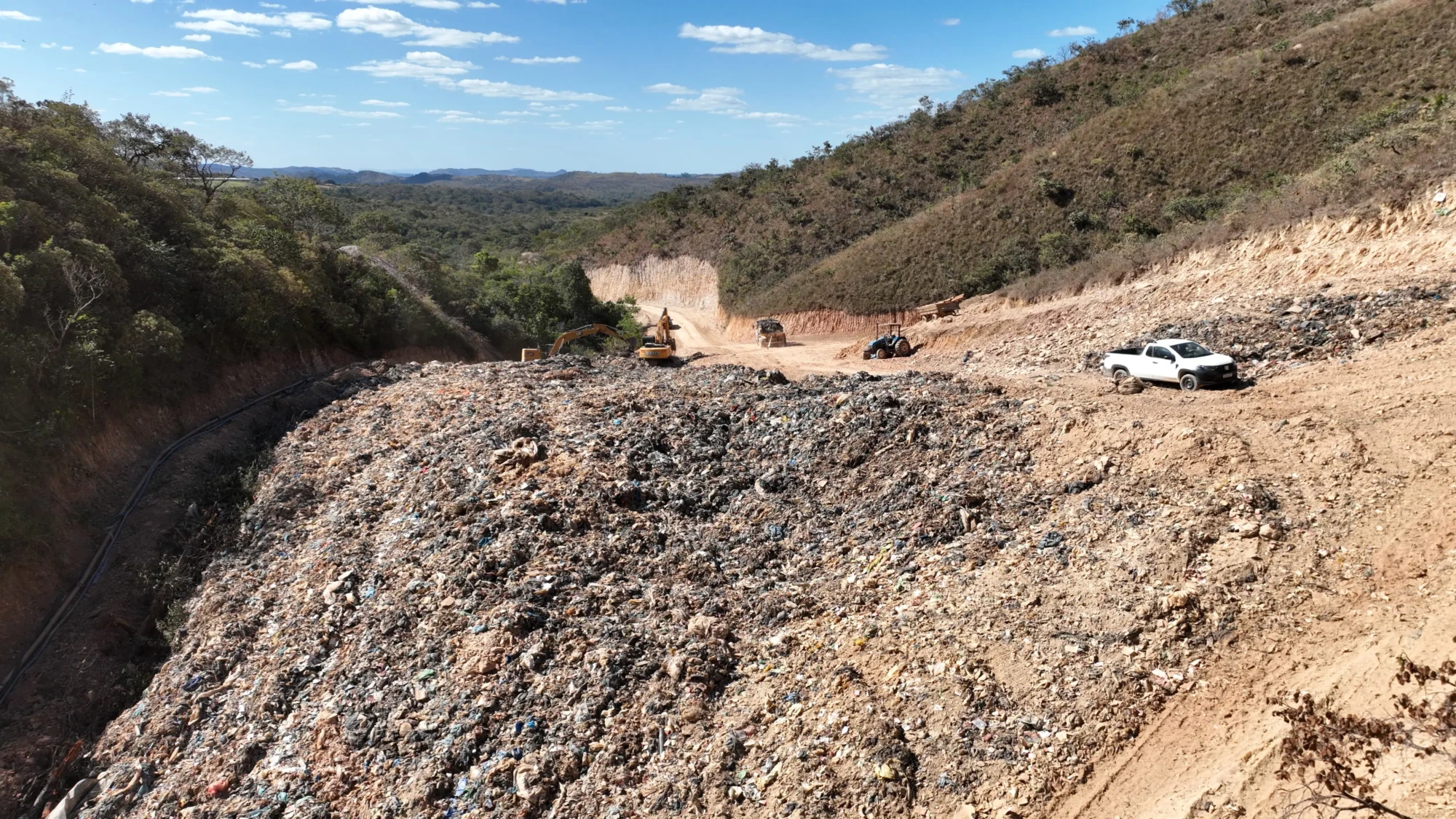 iniciados trabalhos no lixao de padre bernardo_Semad