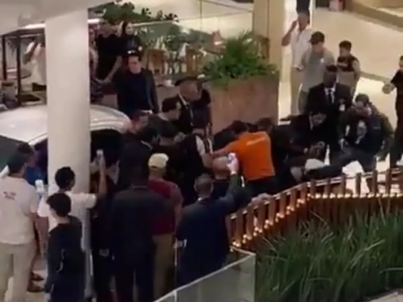 Motorista foi cercado por frequentadores e seguranças Foto reprodução redes sociais