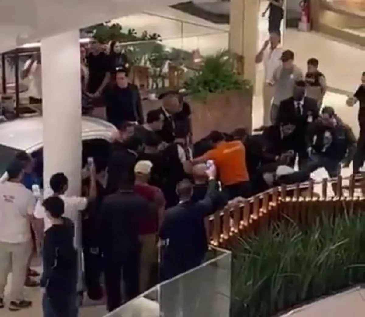 Motorista foi cercado por frequentadores e seguranças Foto reprodução redes sociais