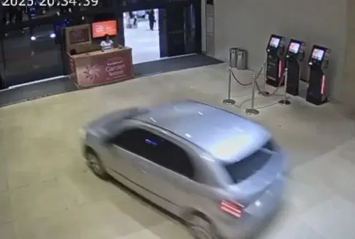 Polícia investiga invasão de carro em shopping por velocidade incompatível, com base no Código de Trânsito