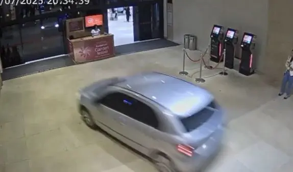 Polícia investiga invasão de carro em shopping por velocidade incompatível, com base no Código de Trânsito