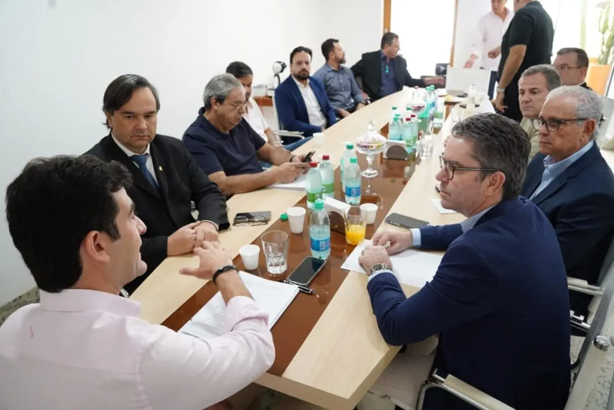 SES_E_ENTIDADES_DISCUTEM_MITIGACAO_DE_IMPACTOS_DO_TARIFACO_AMERICANO_REUNIAO_POR_MARCO_MONTEIRO-1215x812