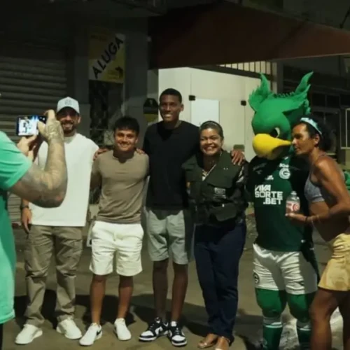 Jogadores do Goiás entregam refeições a pessoas em situação de vulnerabilidade