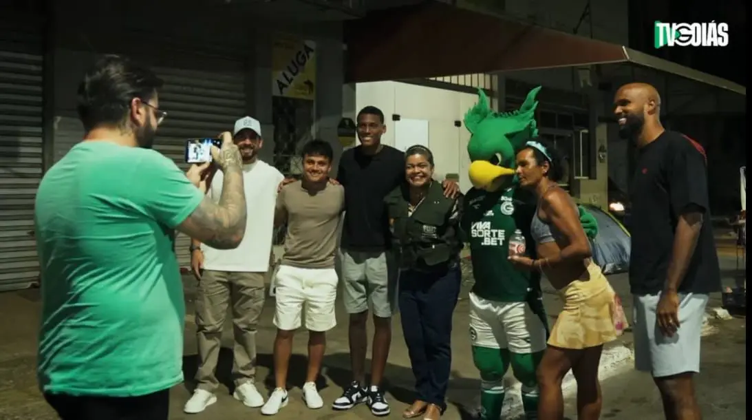 Jogadores do Goiás entregam refeições a pessoas em situação de vulnerabilidade
