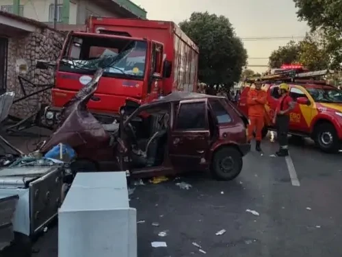 Acidente entre carro e caminhão em Aparecida deixa três jovens mortos