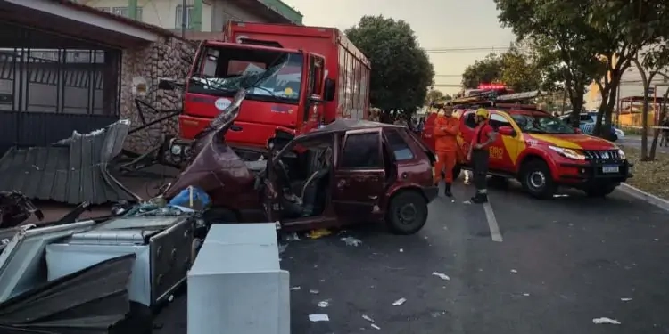 Acidente entre carro e caminhão em Aparecida deixa três jovens mortos