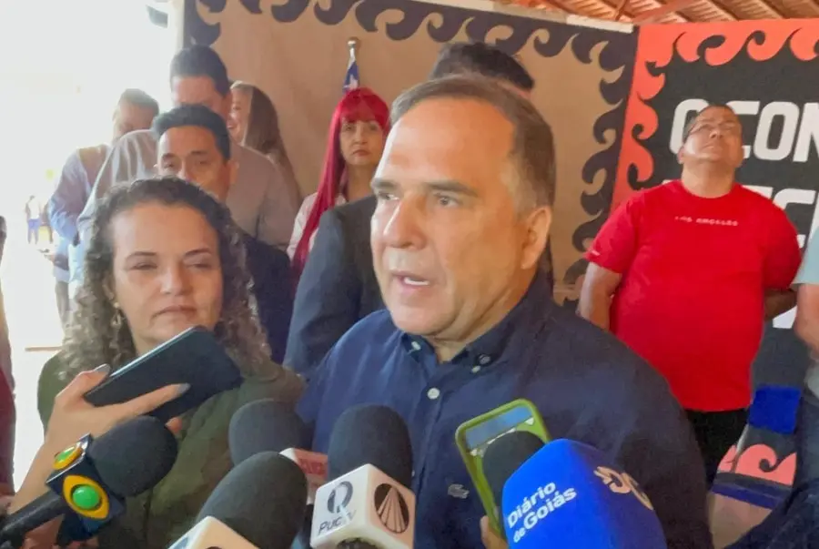 Prefeito Sandro Mabel durante lançamento da Operação Zera Fila em escola da rede municipal