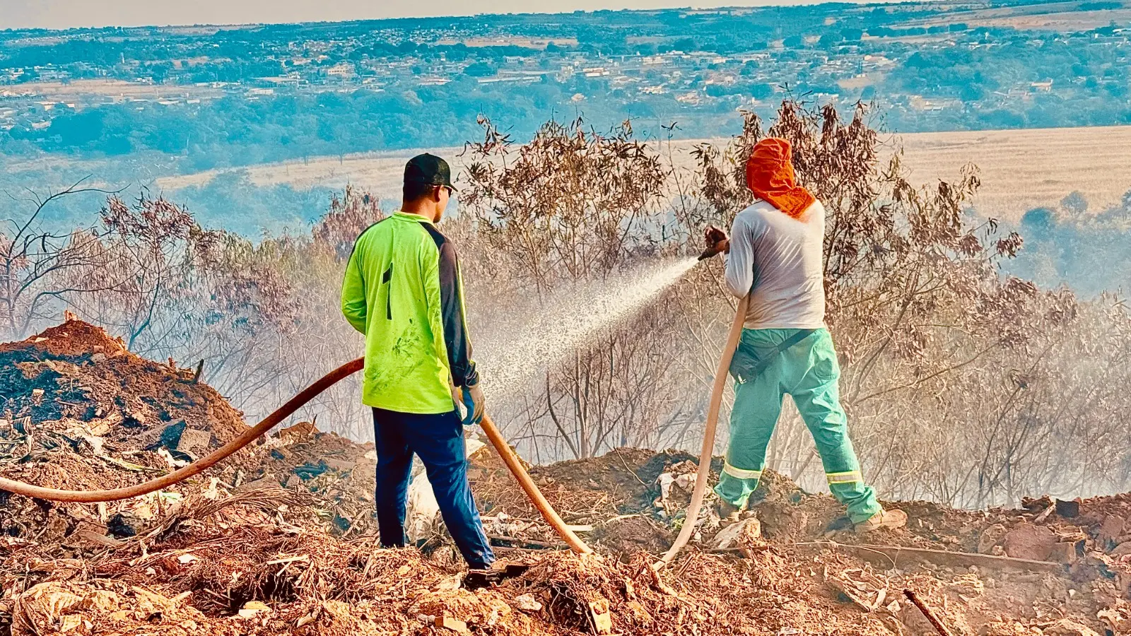 Fogo em área próxima ao Aterro Sanitário de Goiânia é rapidamente controlado sem danos ambientais
