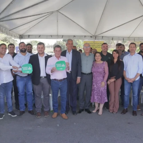 Senador licenciado Vanderlan Cardoso entregou máquinas a sete cidades Foto Divulgação