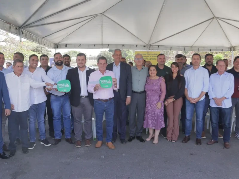 Senador licenciado Vanderlan Cardoso entregou máquinas a sete cidades Foto Divulgação