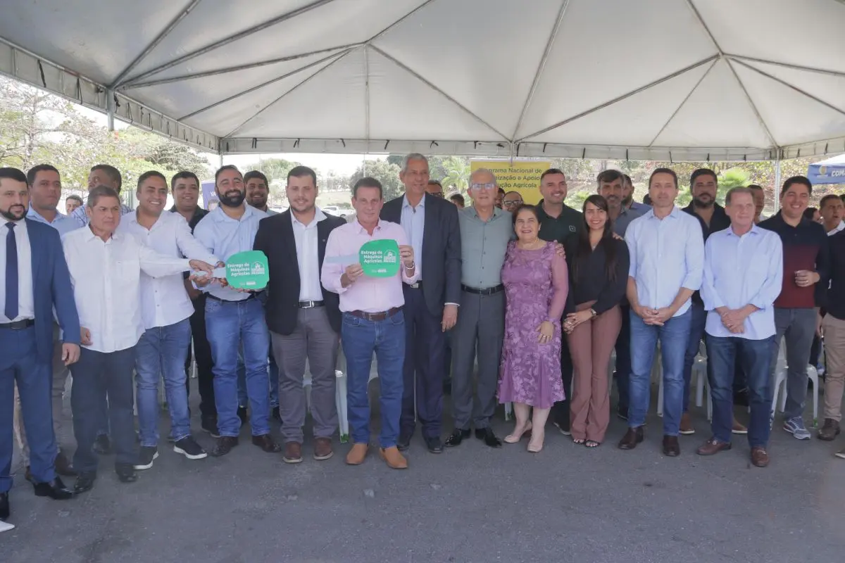 Senador licenciado Vanderlan Cardoso entregou máquinas a sete cidades Foto Divulgação