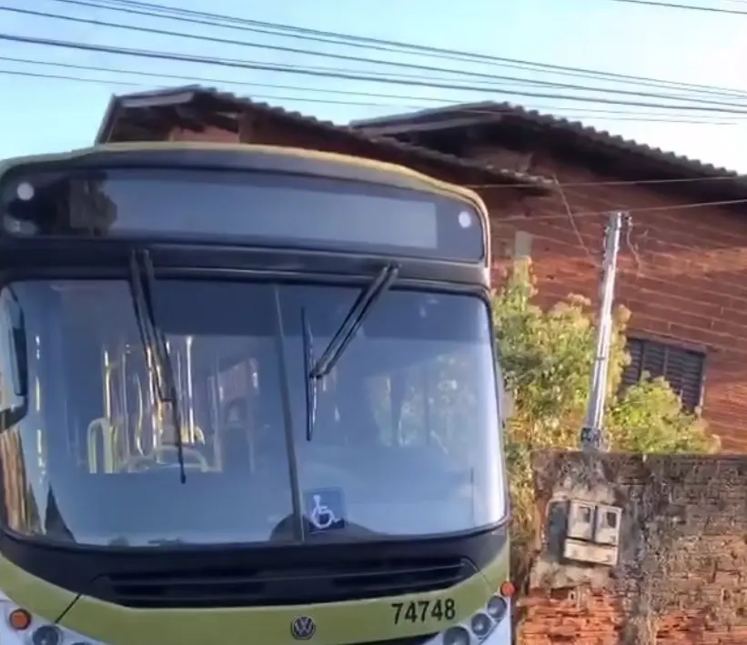 Ônibus perde o freio e invade residência em Anápolis