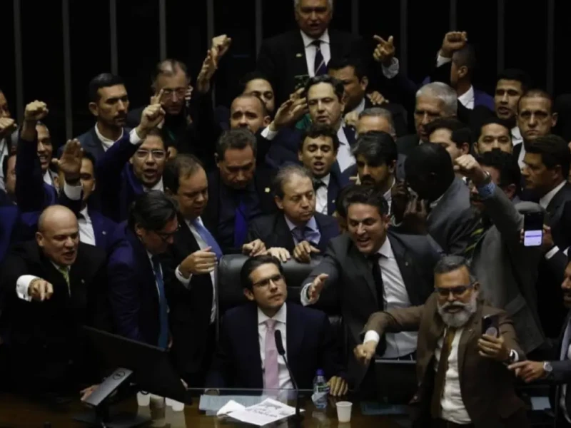 A imagem de Motta cercado e impedido de presidir a Câmara se destacou nas redes sociais Foto reprodução Instagram