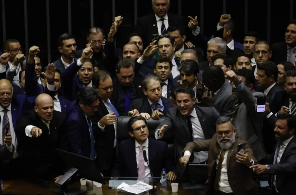 A imagem de Motta cercado e impedido de presidir a Câmara se destacou nas redes sociais Foto reprodução Instagram