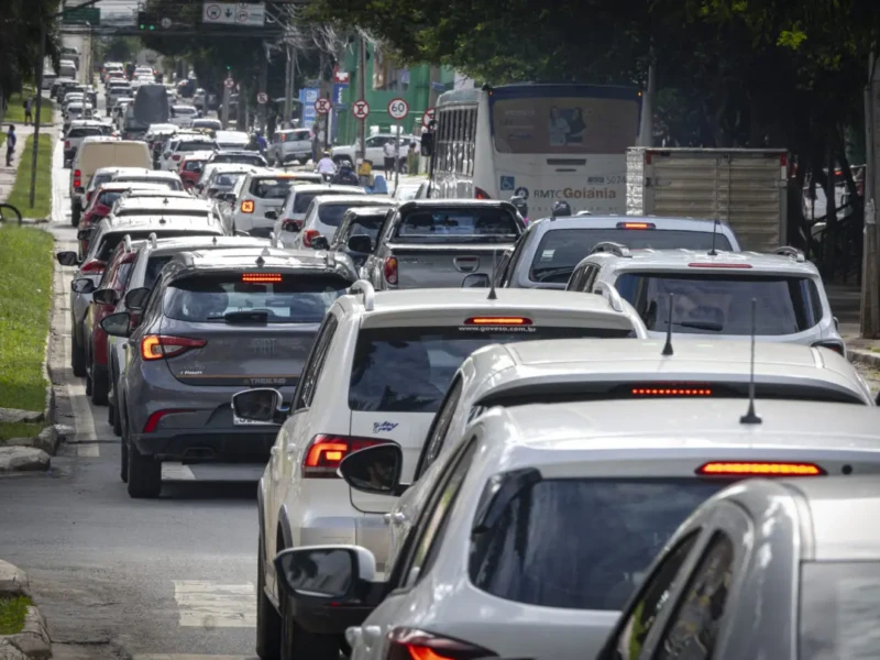 Carros-transito-IPVA_Foto-DenisMarlon-Economia-1215x810