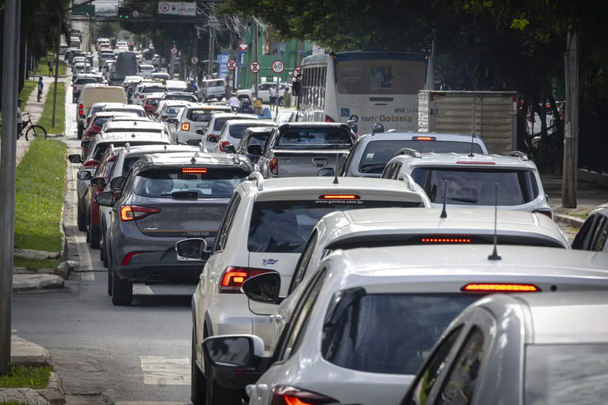 Carros-transito-IPVA_Foto-DenisMarlon-Economia-1215x810