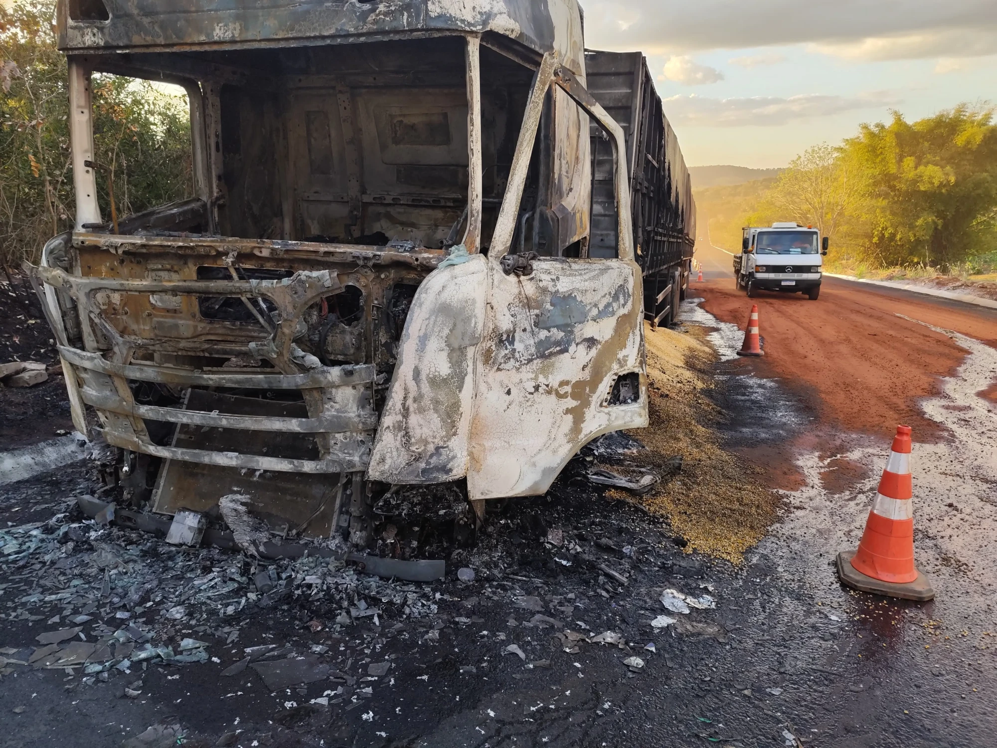 carreta pega fogo_CBMGO