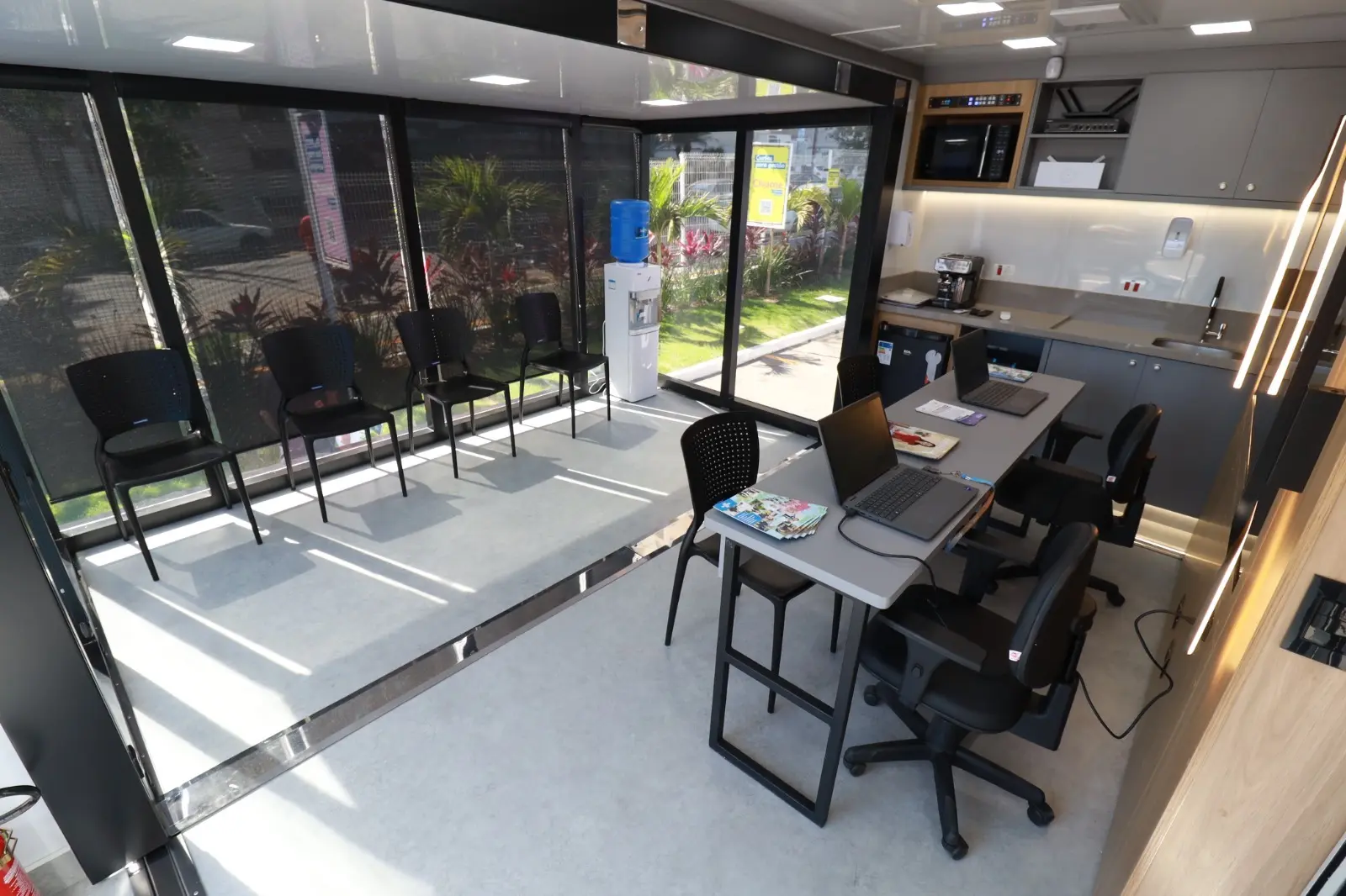 A Unidade Móvel de Atendimento é equipada com computadores, internet, ar-condicionado e materiais informativos