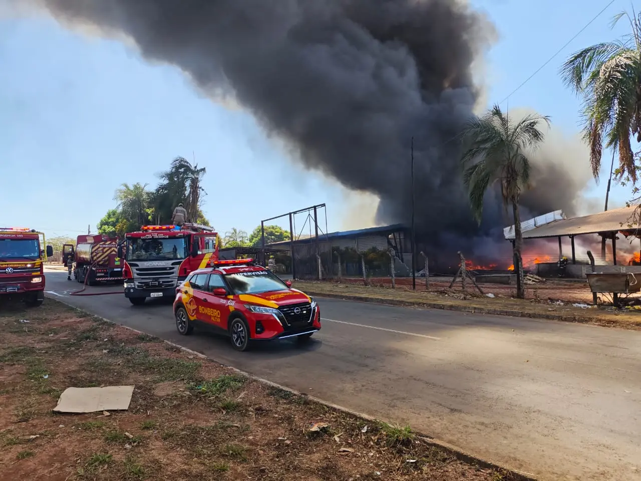 Incêndio de grande proporção em Senador Canedo mobiliza esquema especial do Corpo de Bombeiros