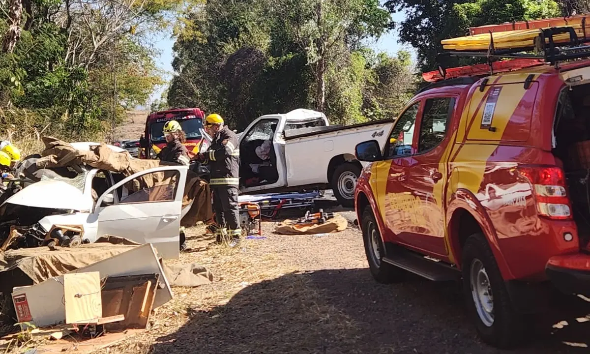 Grave acidente na GO-215 deixa três mortos e dois feridos na zona rural de Pontalina