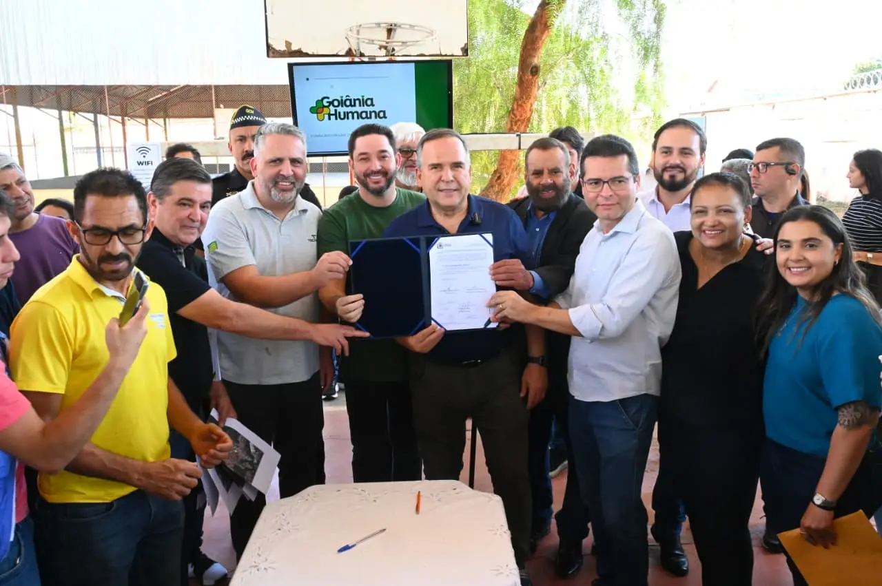 Mabel assina o contrato entre o Consórcio Recape Gyn e a Seinfra_ALEX MALHEIROS