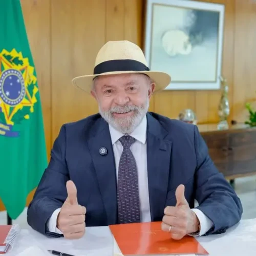 Aprovação de Lula sobe a 46% e governo é visto como melhor que Bolsonaro por 43%, aponta Quaest