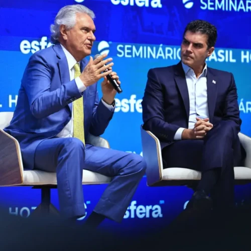 Caiado defende inovação e critica legislação de IA em seminário