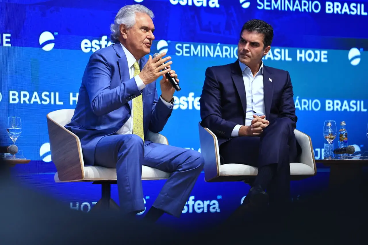 Caiado defende inovação e critica legislação de IA em seminário