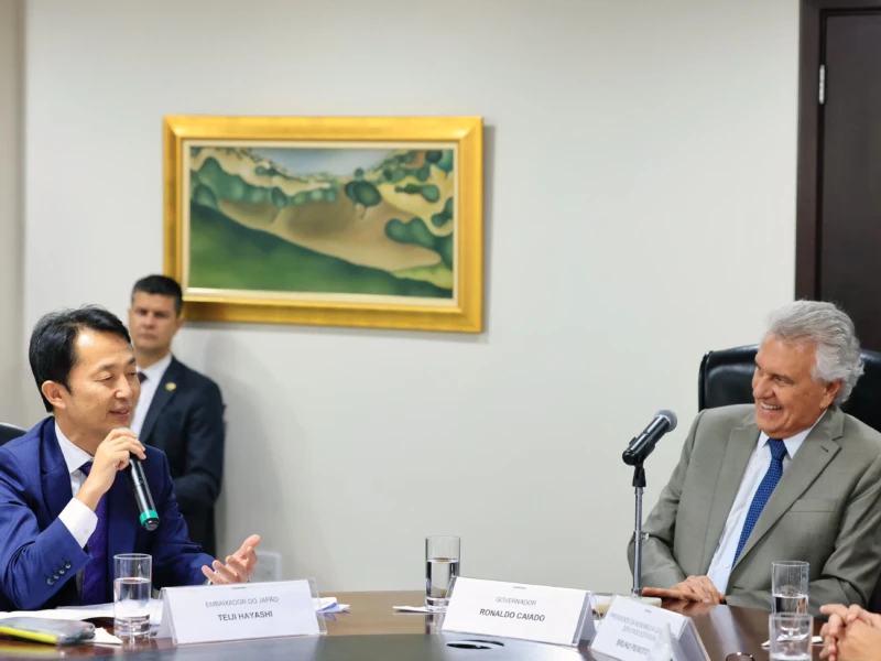 Caiado e embaixador do Japão discutem parceria para exploração de terras raras em Goiás