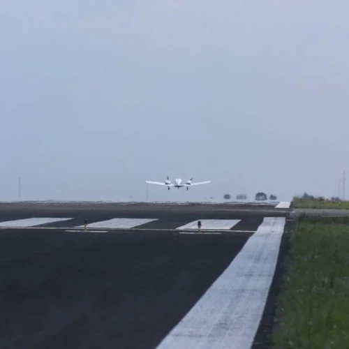 GOINFRA-AEROPORTO-DE-CARGAS-DE-ANAPOLIS-AERONAVE-EM-VOO-1215x809