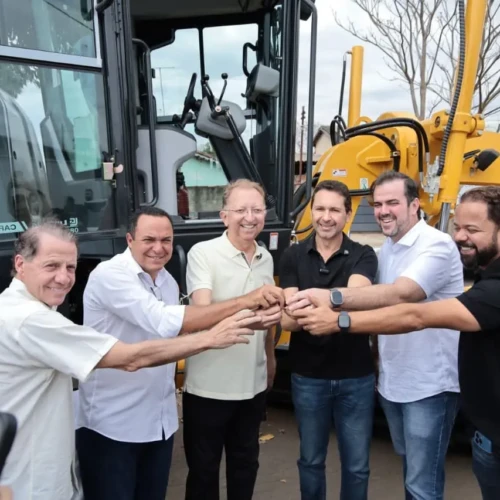 João Campos entrega maquinário a Aparecida - Foto Rodrigo Estrela