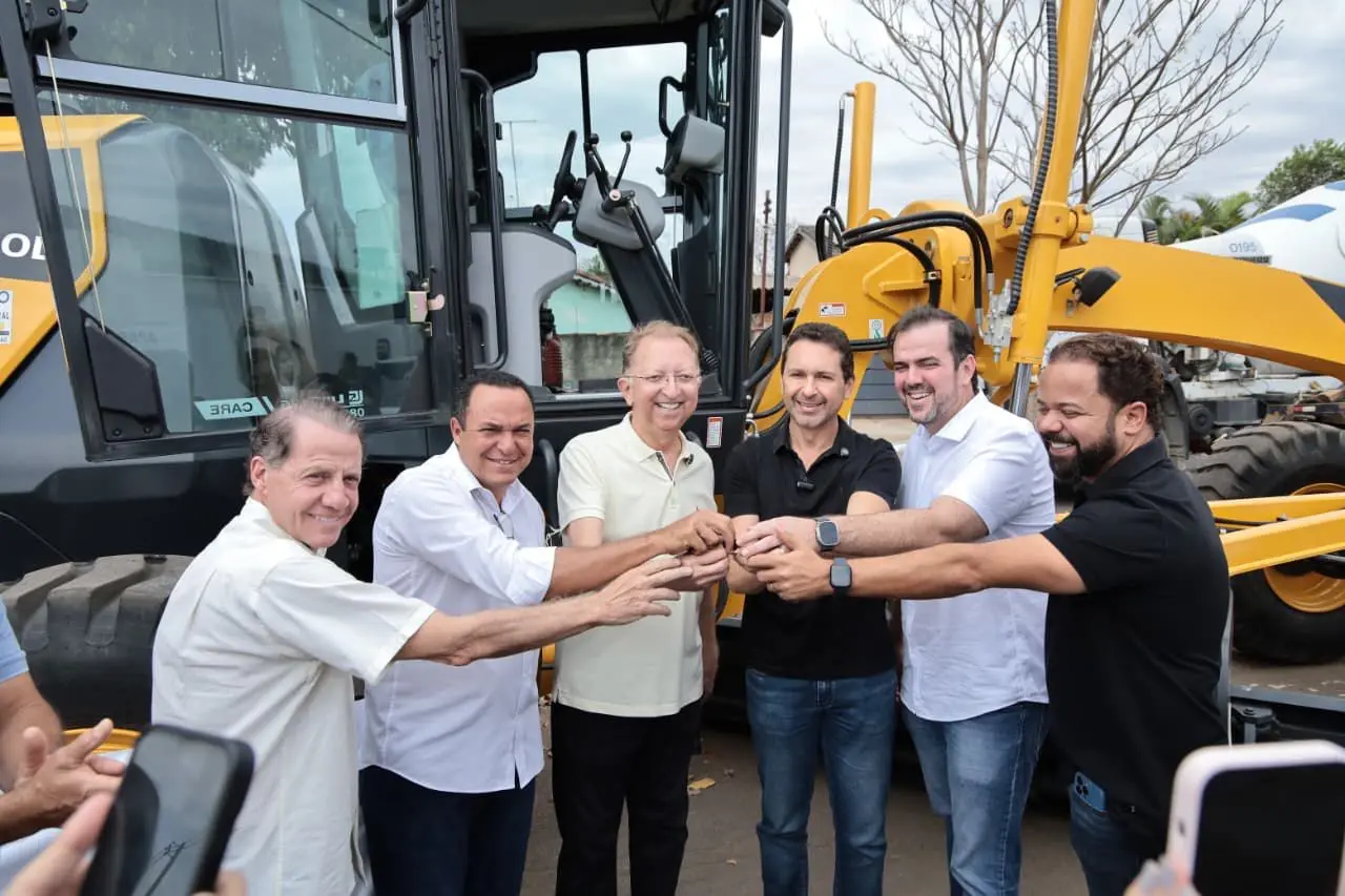 João Campos entrega maquinário a Aparecida - Foto Rodrigo Estrela