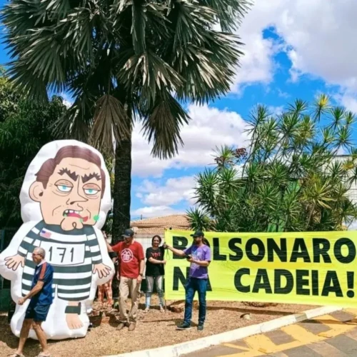 Na porta do condomínio de Bolsonaro manifestantes colocaram boneco Foto reprodução redes sociais