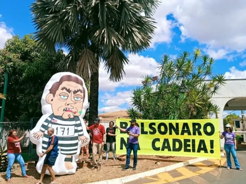 Na porta do condomínio de Bolsonaro manifestantes colocaram boneco Foto reprodução redes sociais