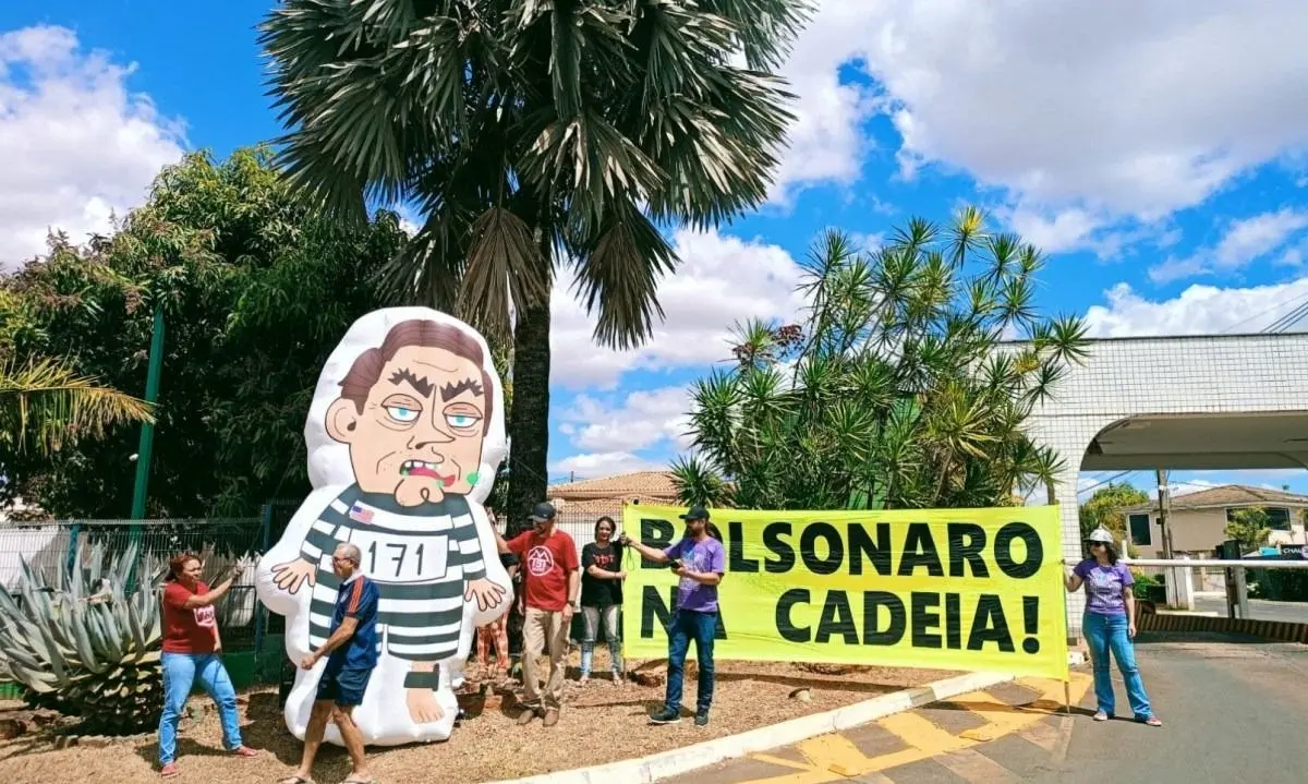 Na porta do condomínio de Bolsonaro manifestantes colocaram boneco Foto reprodução redes sociais