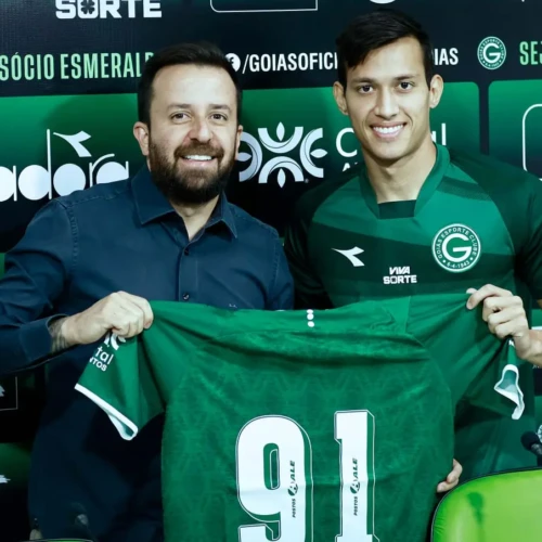 Apresentação do meia Brayann no Goiás (Foto - Rosiron Rodrigues)