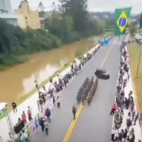 Veículo faz curva de uma vez e atinge público 2 - Foto reprodução redes sociais