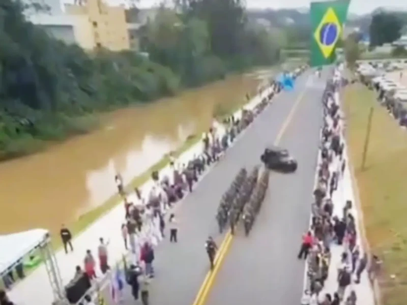 Veículo faz curva de uma vez e atinge público 2 - Foto reprodução redes sociais