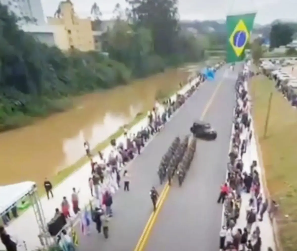 Veículo faz curva de uma vez e atinge público 2 - Foto reprodução redes sociais